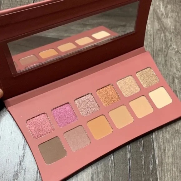 🆕 Illamasqua - Unveiled Artistry Eyeshadow Palette - Picture 1 of 12